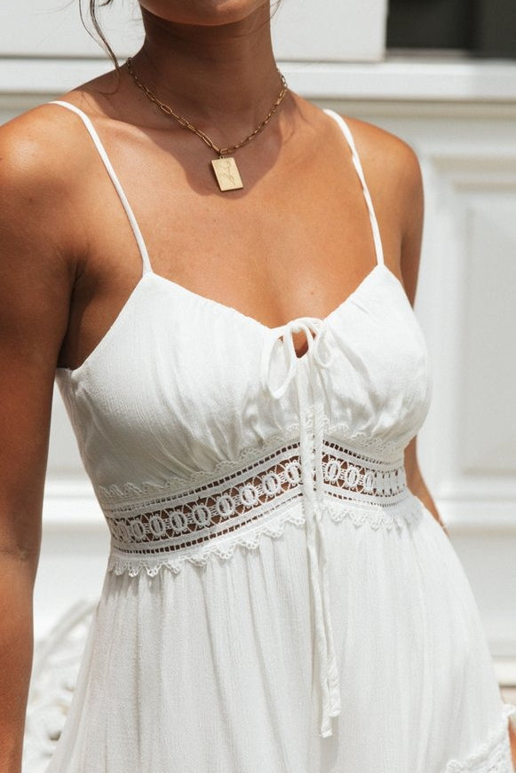 Maxikleid mit Spitzendetail in seitlicher Ansicht
