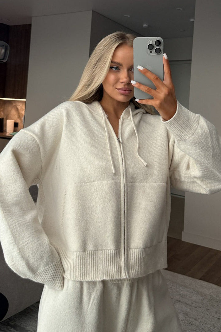Kapuzenoberteil und Hose als harmonisches Strickset
