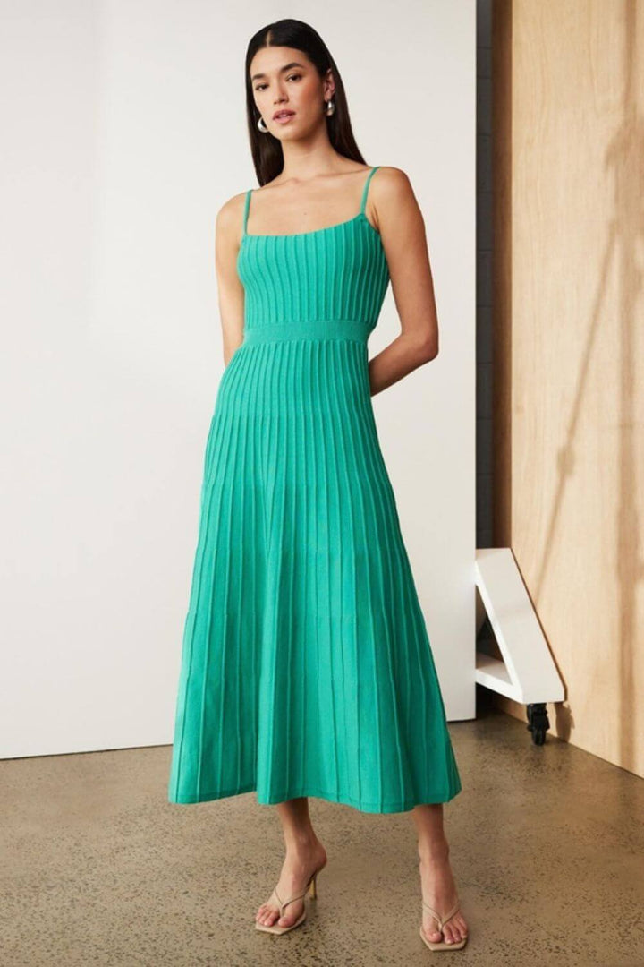 Plissiertes Midikleid mit Spitzenträgern aus Strick