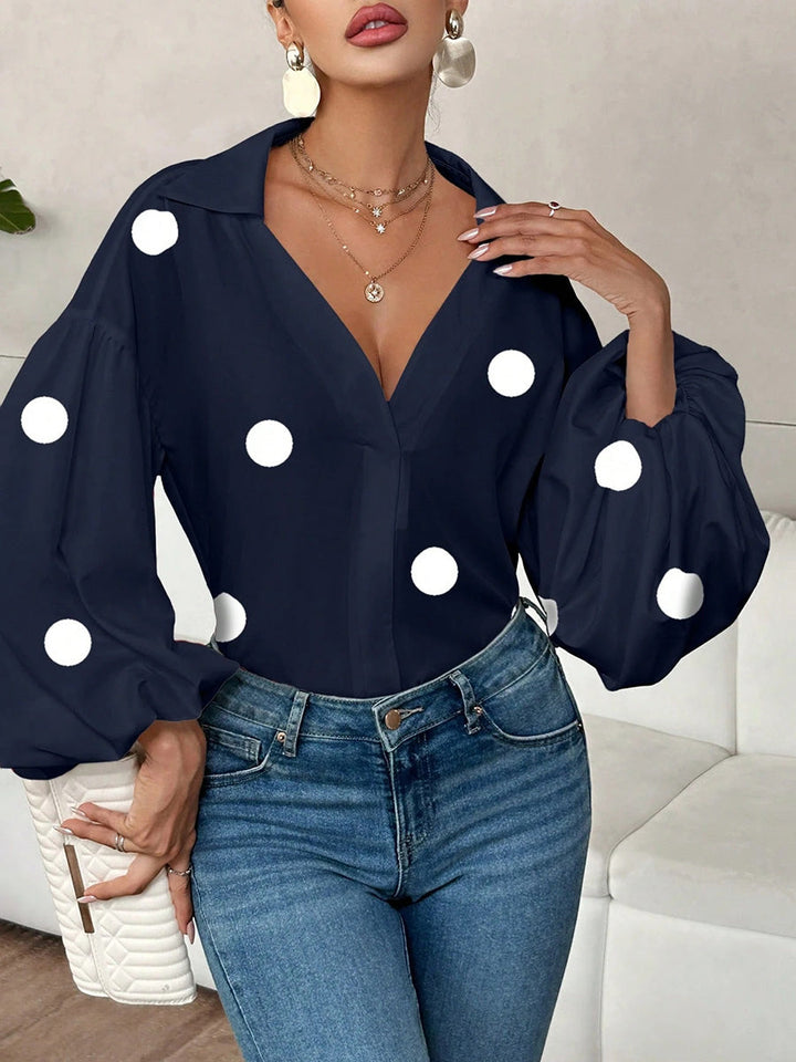 Damenbluse mit Polka-Dot-Muster und Plissee-Details, Frontalansicht