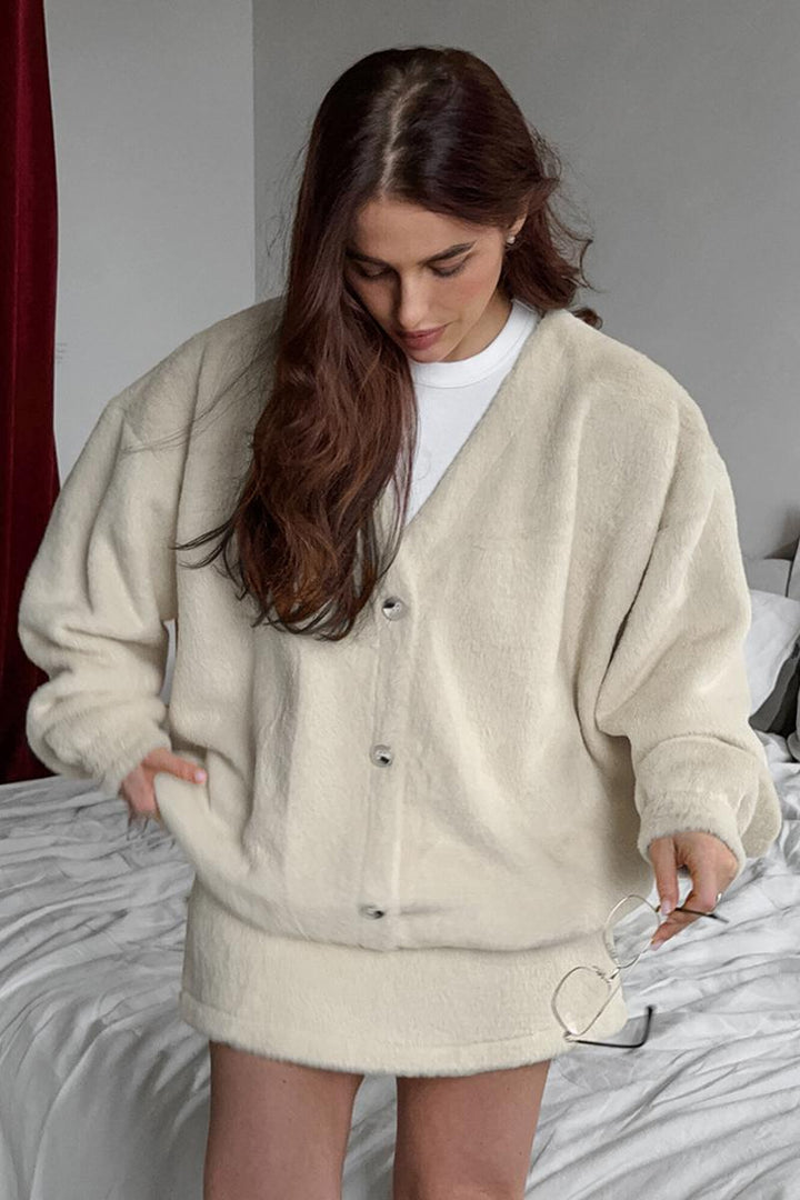 Schickes Set aus langärmeligem Mantel und High-Waist-Minirock