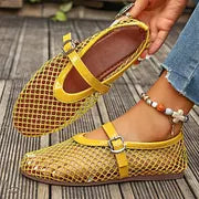 Detailansicht des Riemens und Mesh-Materials der Mary Jane Ballerinas