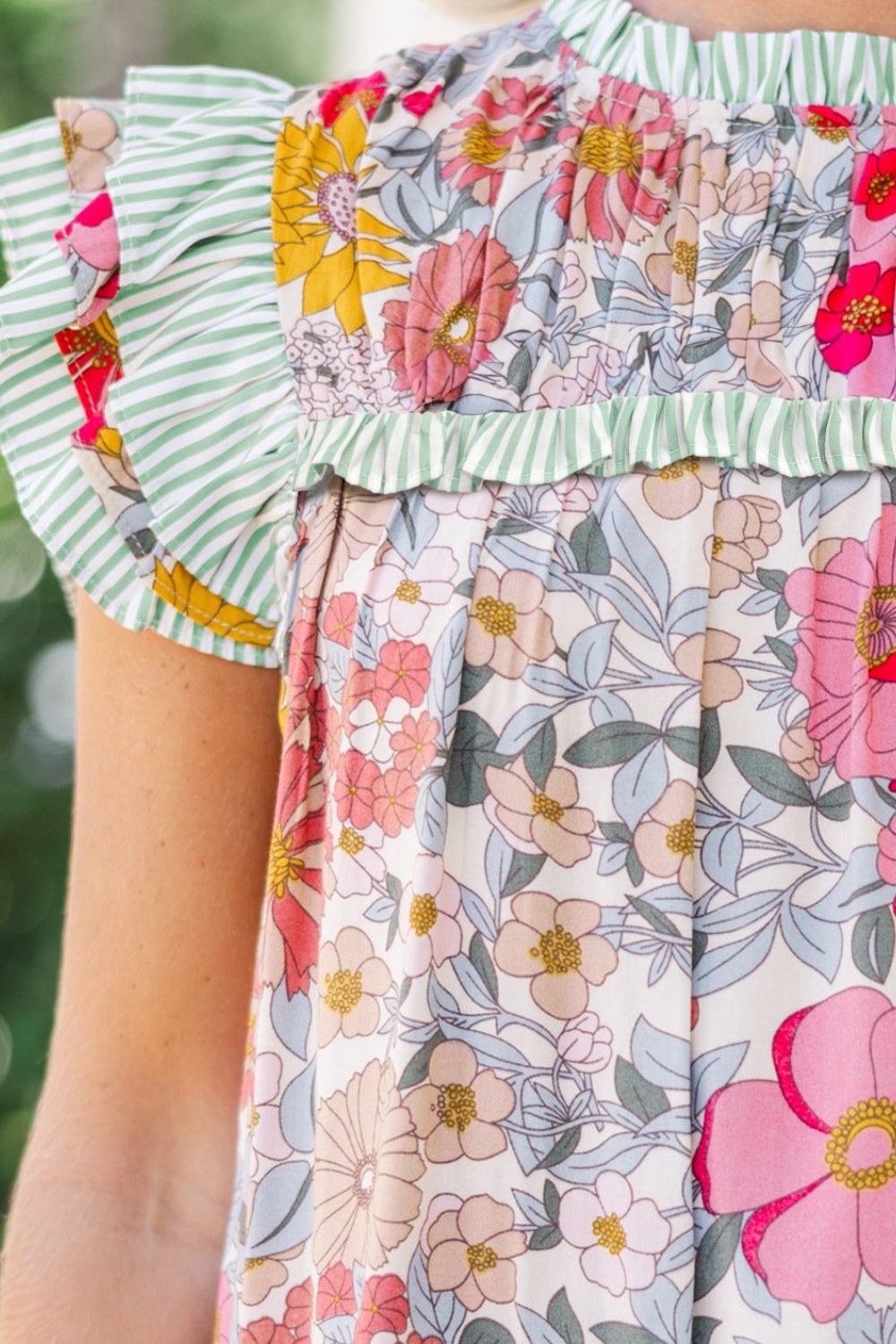 Bluse mit Blumenmuster und Rüschen an den Kappenärmeln
