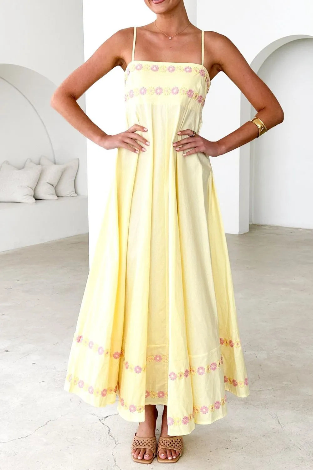Maxikleid aus Satin mit Blumenstickerei