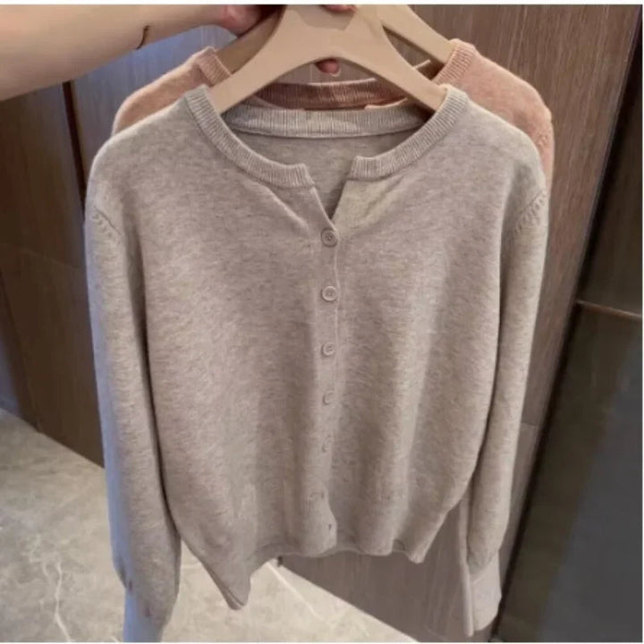 Gemütlicher grob gestrickter Wollcardigan-Pullover