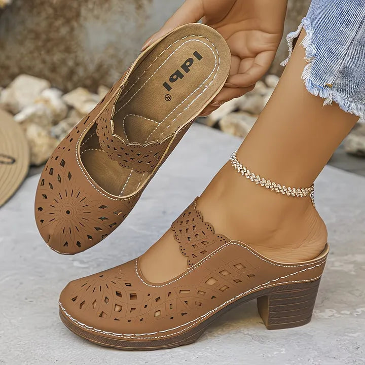 Damen Sandalen mit Cutouts und Blockabsatz in Seitenansicht