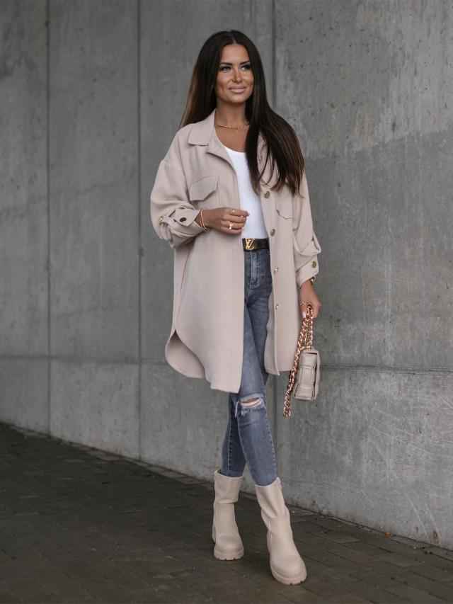 Bequeme lange Hemdjacke mit Knöpfen, Wollkragen und Revers