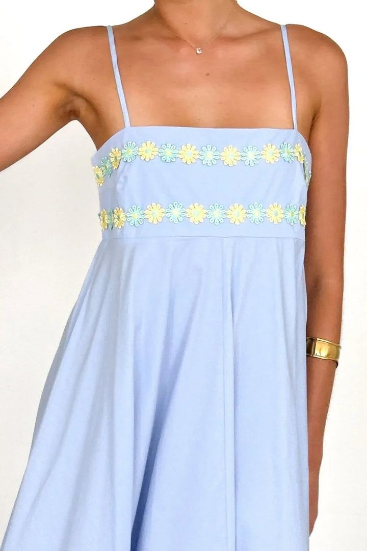 Maxikleid aus Satin mit Blumenstickerei