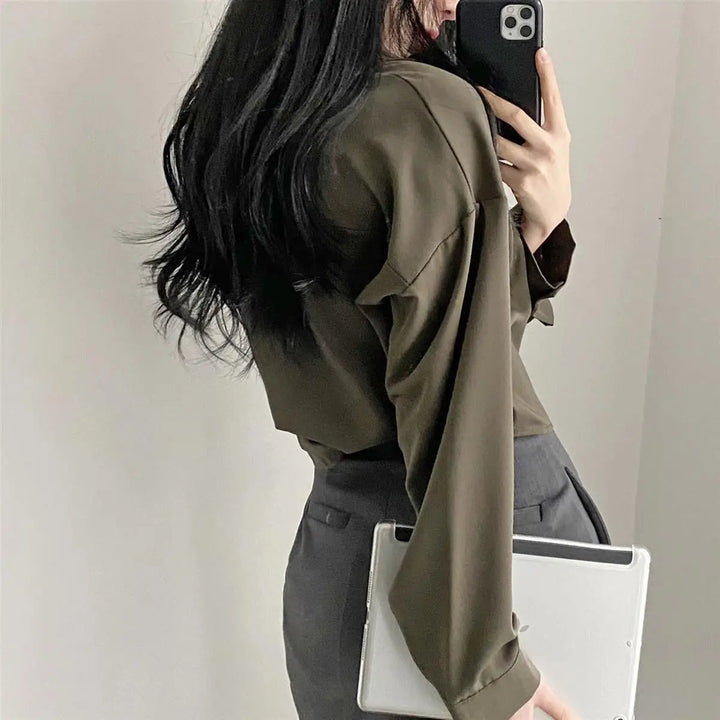 Damenlockere Baumwollbluse mit einem Knopf Weiß