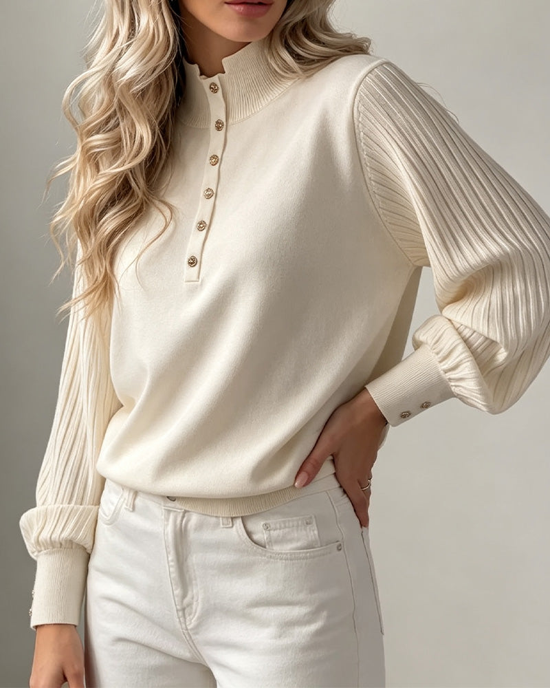 Nahaufnahme der voluminösen Puffärmel des Rippstrickpullovers