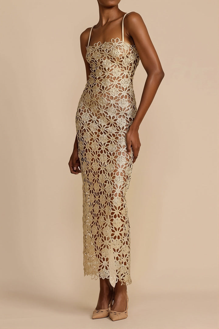 Langes Spitzenkleid mit schmalen Trägern und elegantem Cut-out