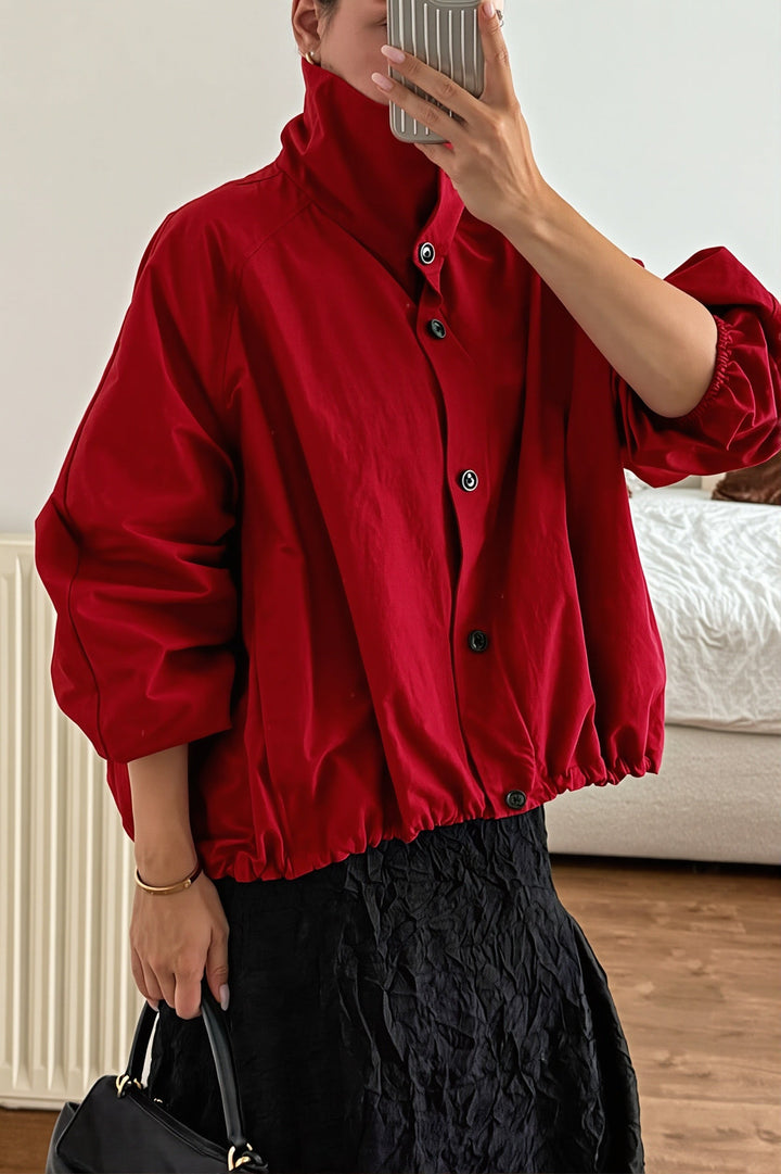 Detailansicht des Stehkragens an einer Damen-Windjacke
