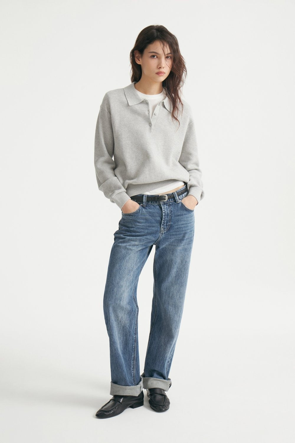 Rückansicht des Damen-Strickpullovers mit klassischem Schnitt