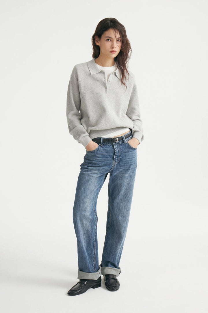 Rückansicht des Damen-Strickpullovers mit klassischem Schnitt