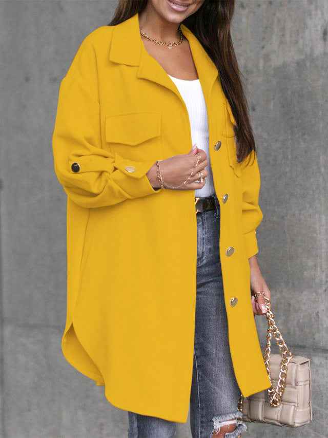 Bequeme lange Hemdjacke mit Knöpfen, Wollkragen und Revers