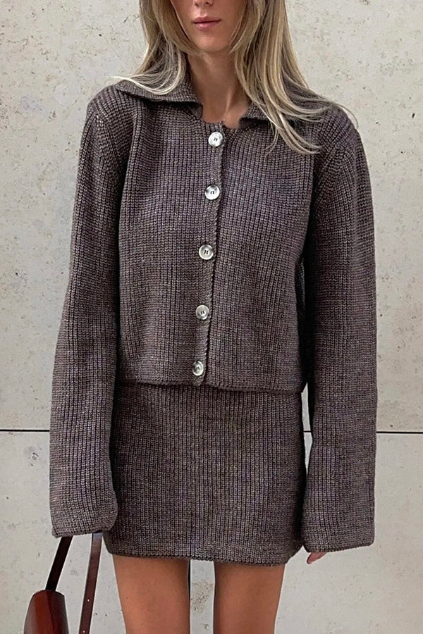 Gemütliches Strickcardigan- und lässiges Minirock-Set