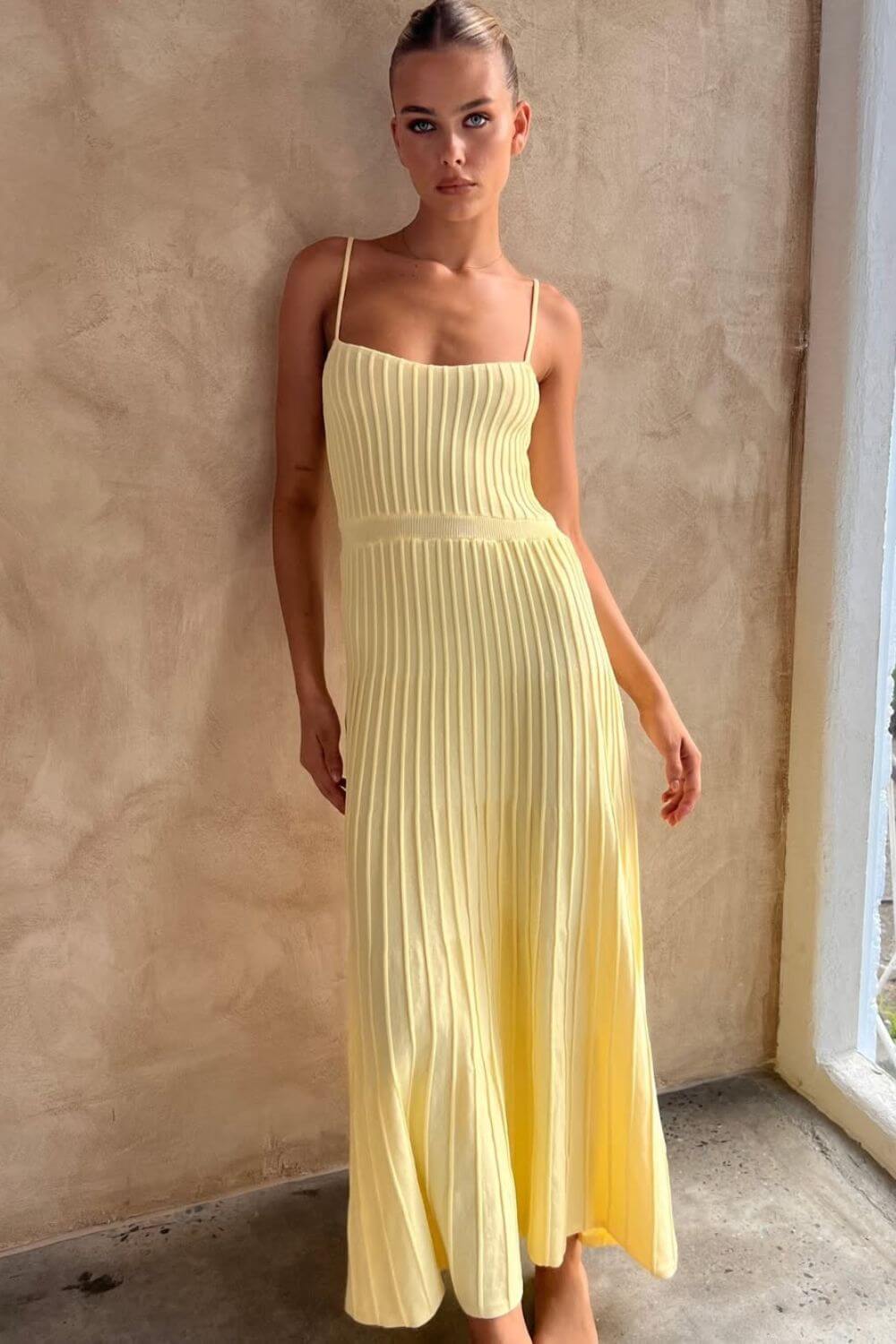 Plissiertes Midikleid mit Spitzenträgern aus Strick