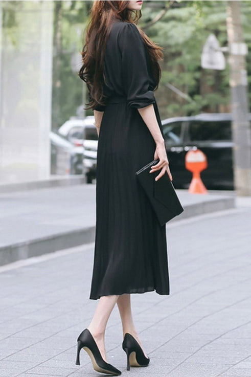 Plissiertes Chiffonkleid mit Puffärmeln
