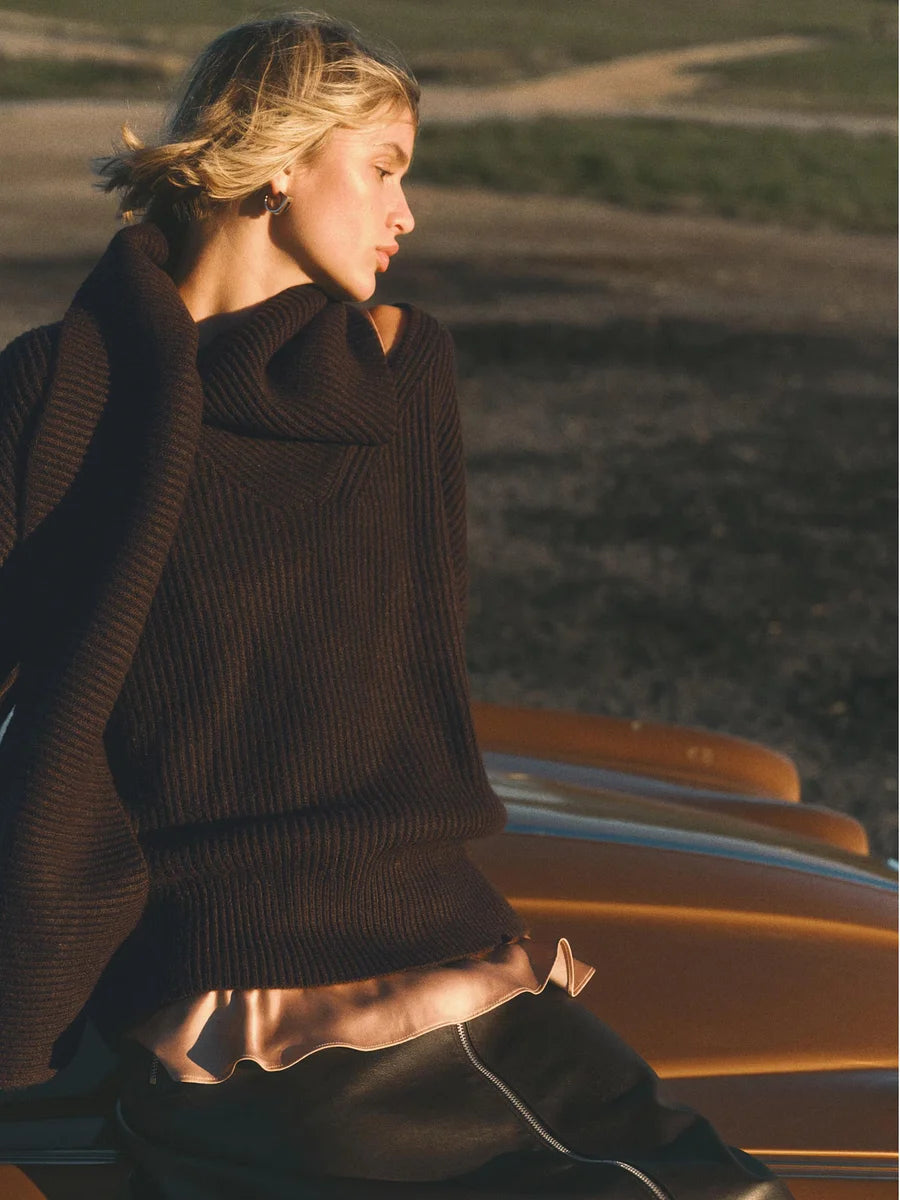 Schokoladenbrauner gerippter Pullover mit angenähtem Schal