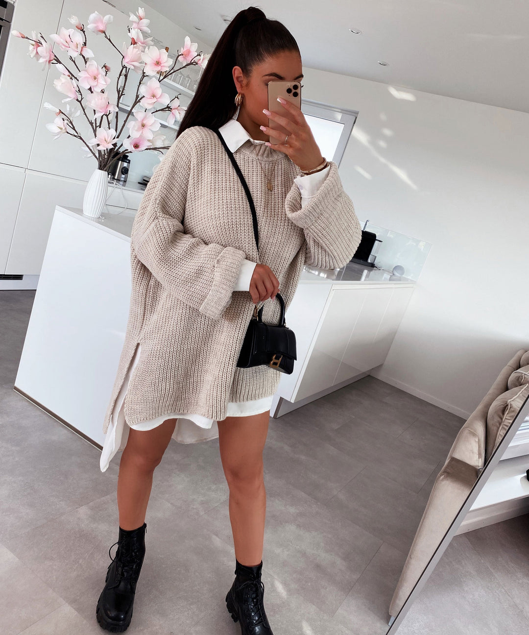 Gemütlicher übergroßer Strickpullover in sanftem Beige