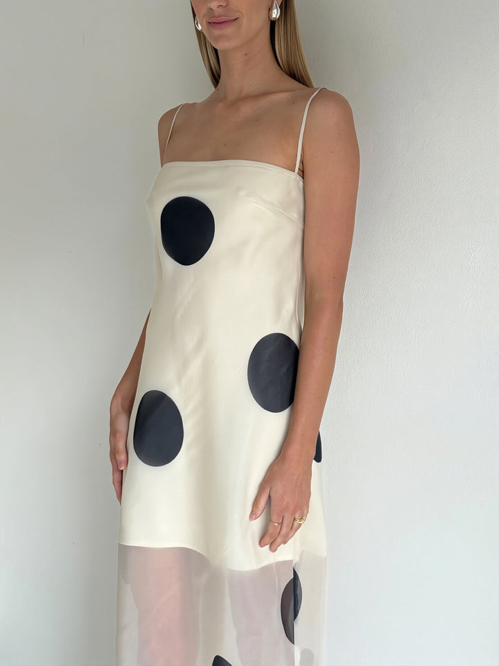 Damen Maxikleid mit Punkten in stilvoller schulterfreier Ausführung