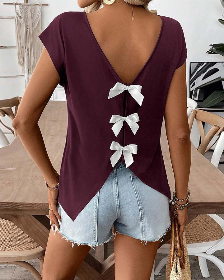 Rückenansicht des Damen T-Shirts mit dekorativer Schleife