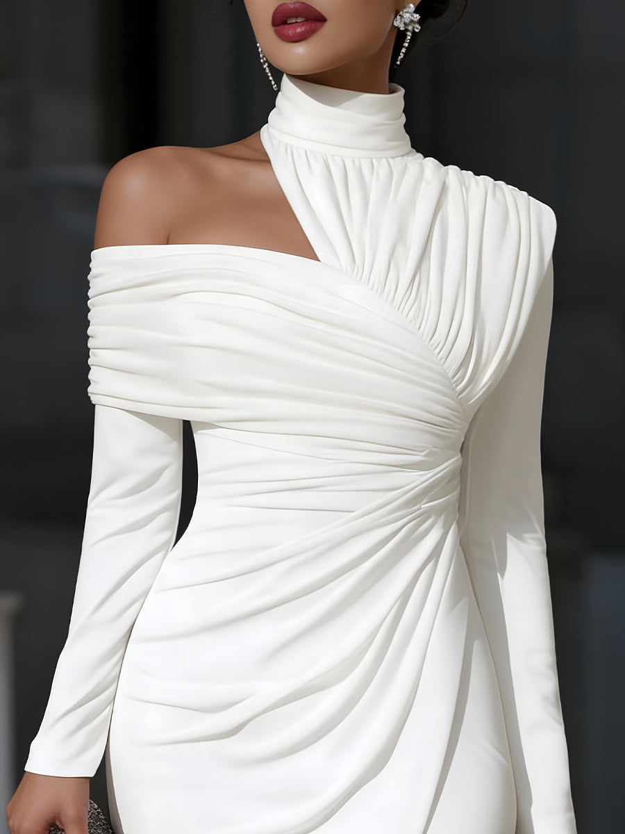 Asymmetrisches, drapiertes Abendkleid mit hohem Ausschnitt und einem Schulterriemen