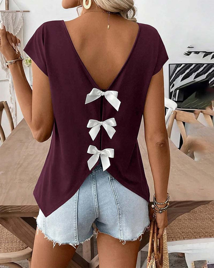 Nahaufnahme des V-Ausschnitts beim Damen T-Shirt
