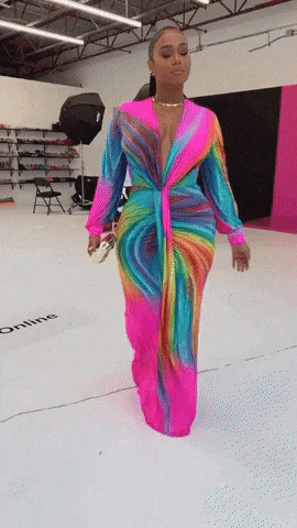 Maxikleid mit V-Ausschnitt und Batik-Faltenrock