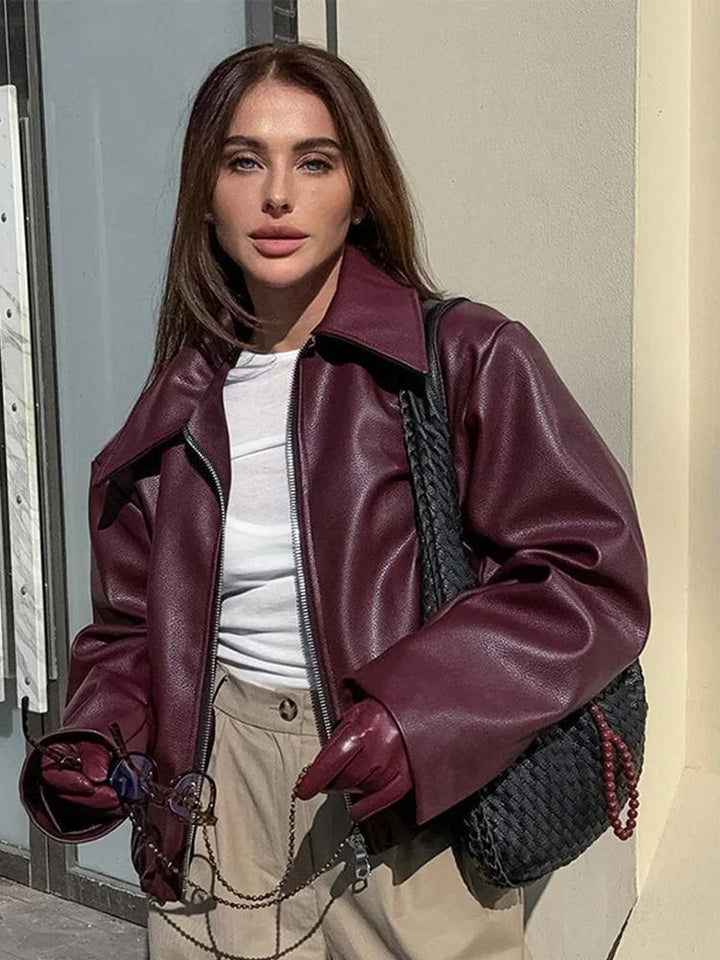 Bordeauxrote Kunstlederjacke mit stilvollem Reverskragen und Reißverschlussdetail