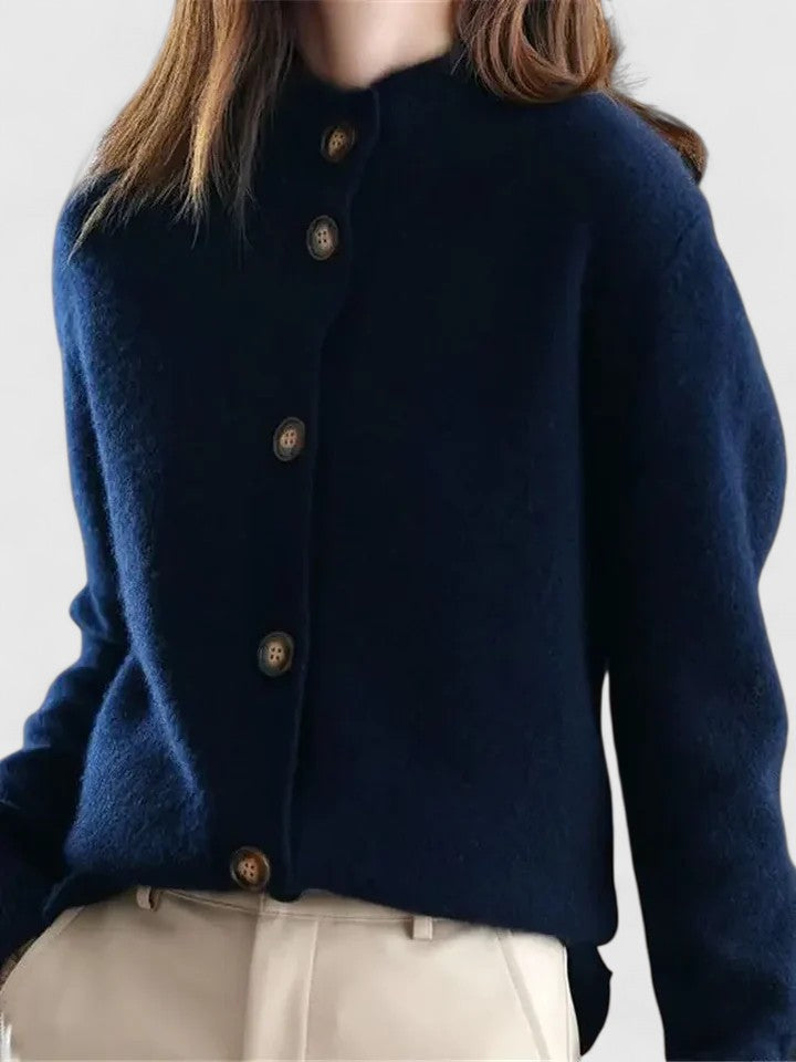Klassische Strickjacke mit Knopfleiste
