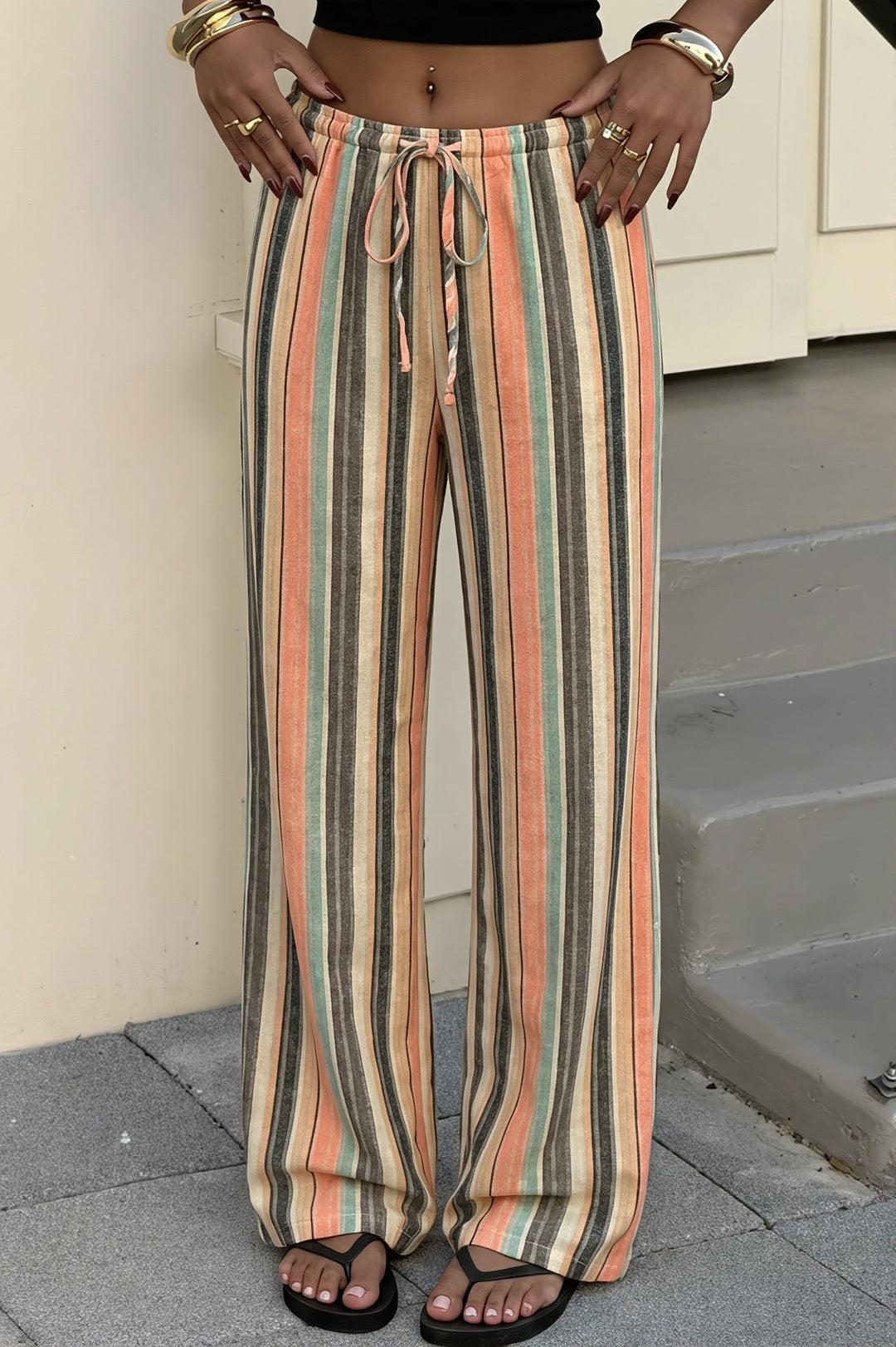 Gestreifte Damenhose mit weiten Beinen und verstellbarem Bindeband an der Taille