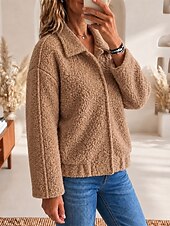 Seitliche Ansicht der Damen-Sherpa-Jacke mit praktischen Taschen