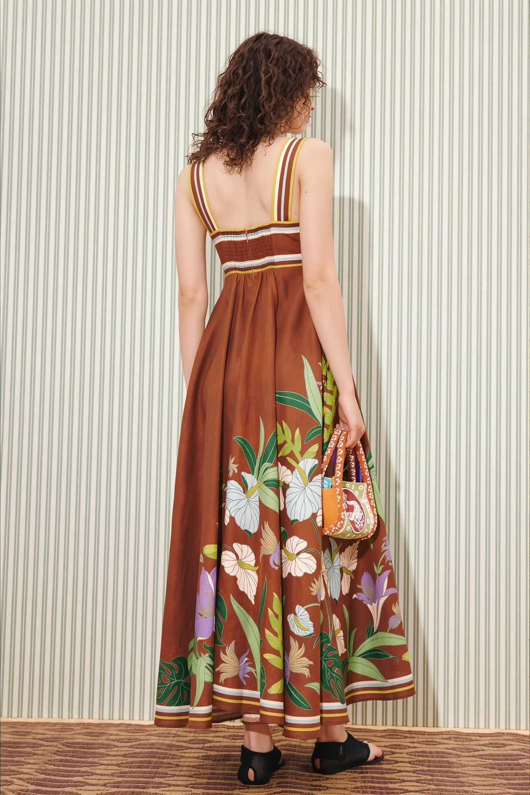 Damenkleid im Maxischnitt mit Blumenprint für sommerliche Freizeitlooks