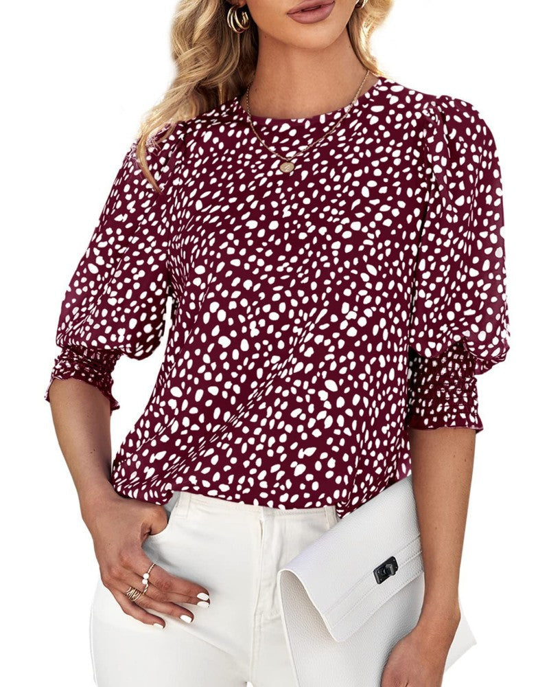 Damenbluse mit floralem Muster und Rundhalsausschnitt im Detail