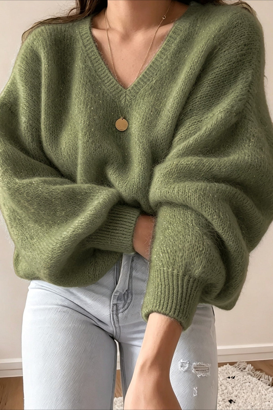 Damen-Strickpullover in Olivgrün mit V-Ausschnitt und voluminösen Ballonärmeln