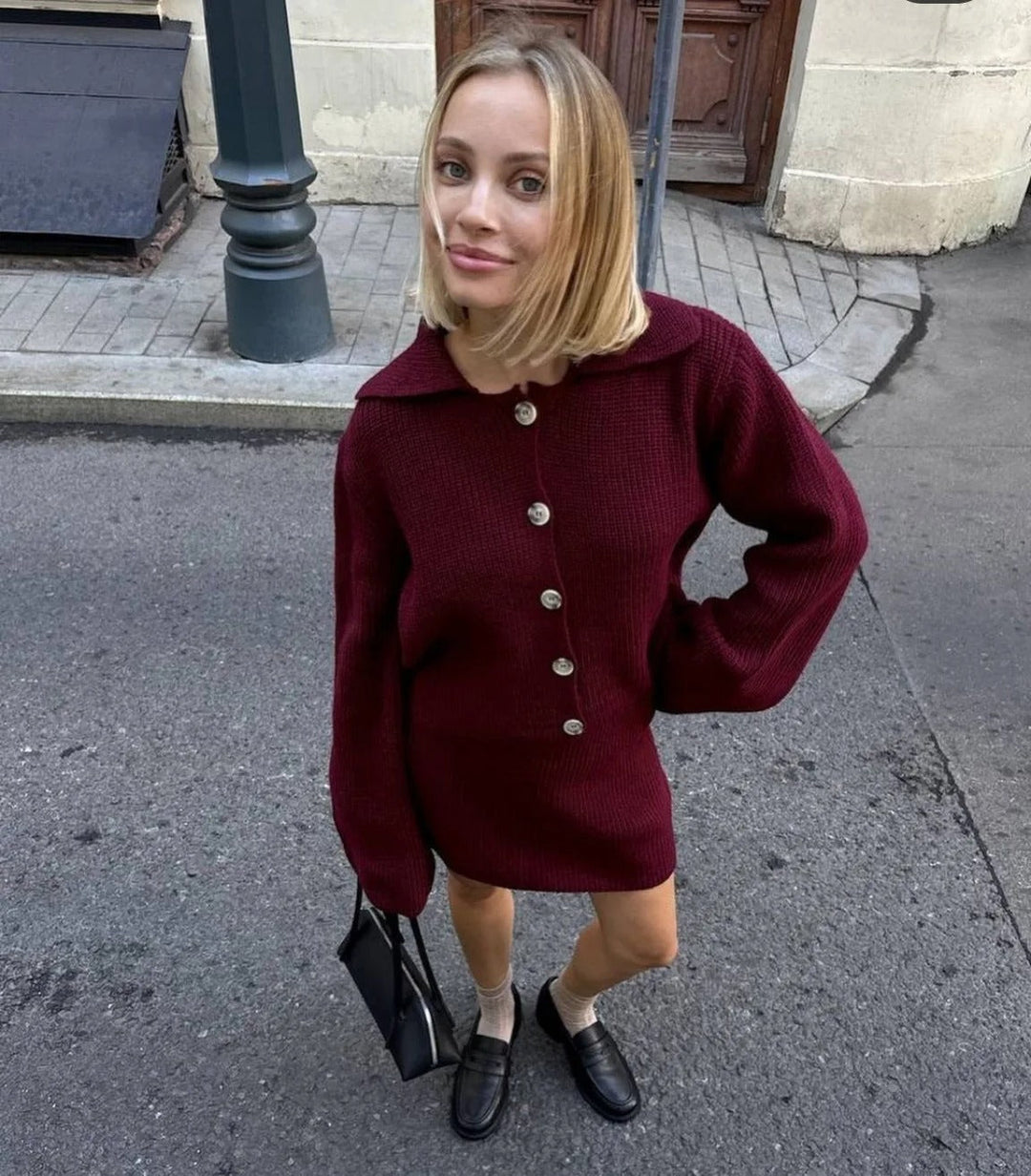 Gemütliches Strickcardigan- und lässiges Minirock-Set