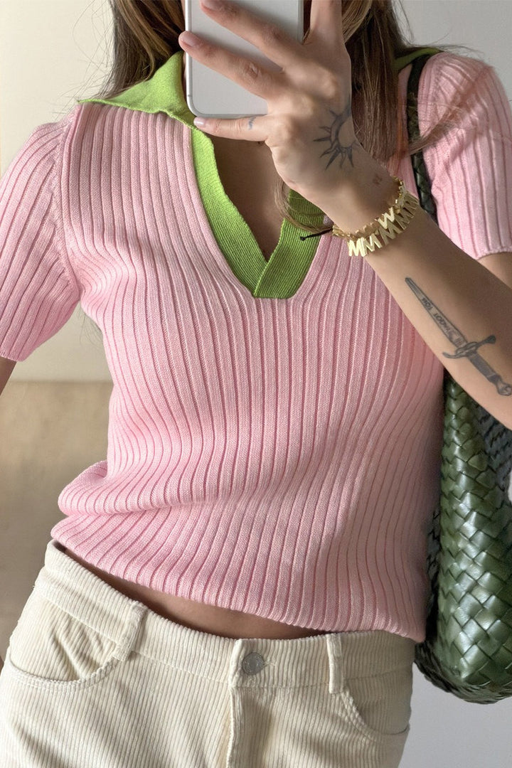 Ärmel und Bündchen des Damenpullovers mit Rippstrickstruktur