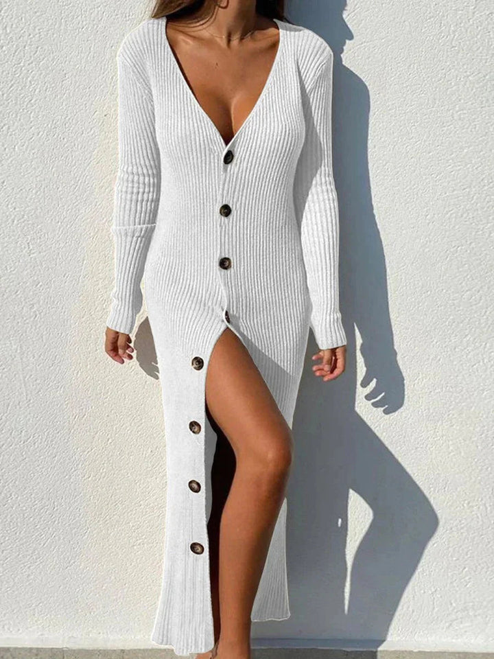 Gemütliches langes Strickkleid mit tiefem Knopfausschnitt