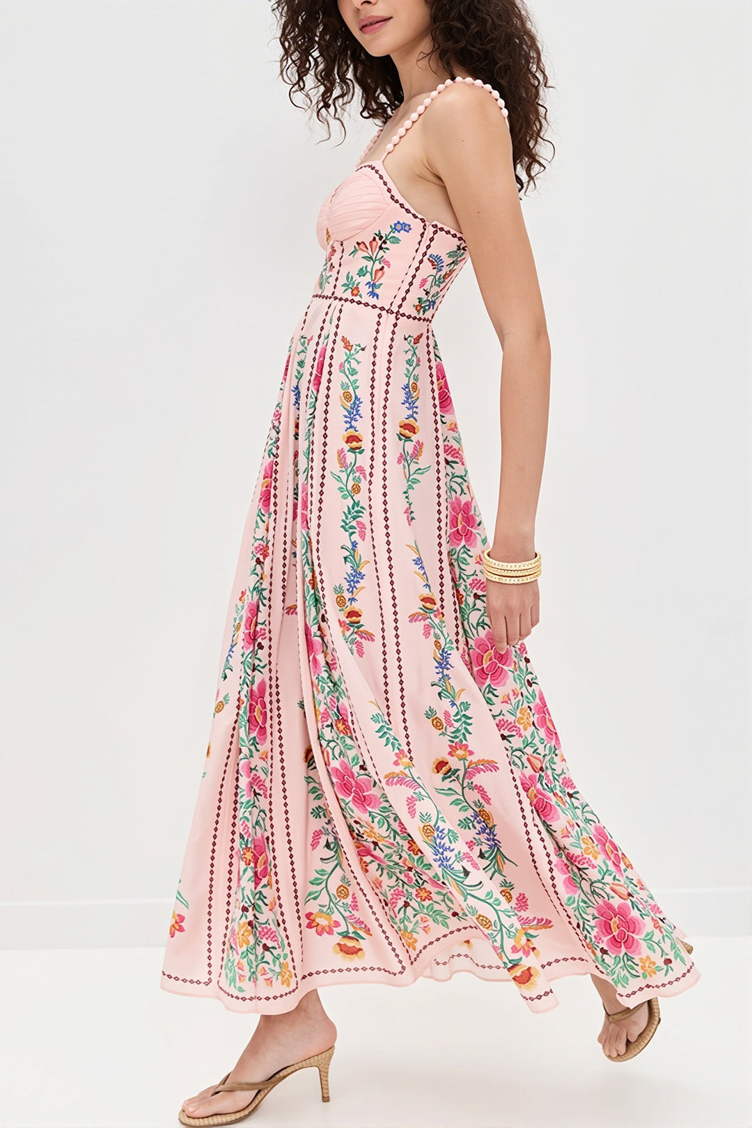 Detailansicht des Spitzenbesatzes am Damen-Maxikleid mit Blumenmuster