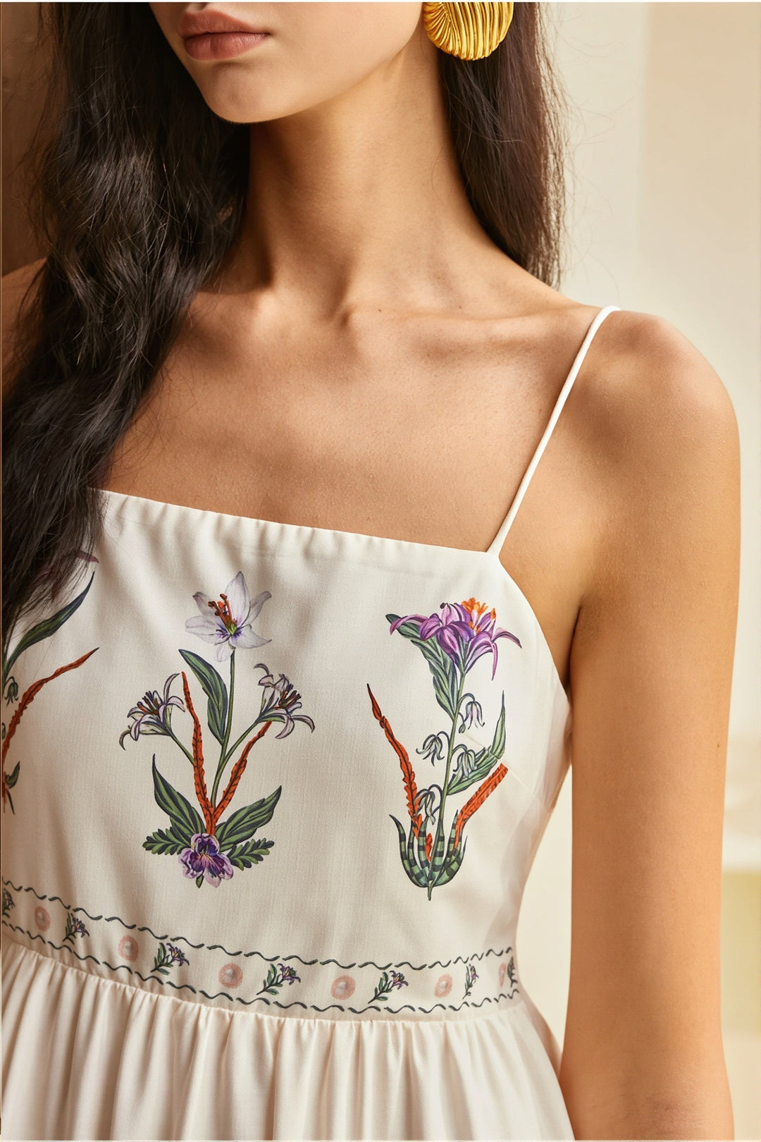 Detailansicht des Blumenprints und des Bandeau-Ausschnitts am Maxikleid