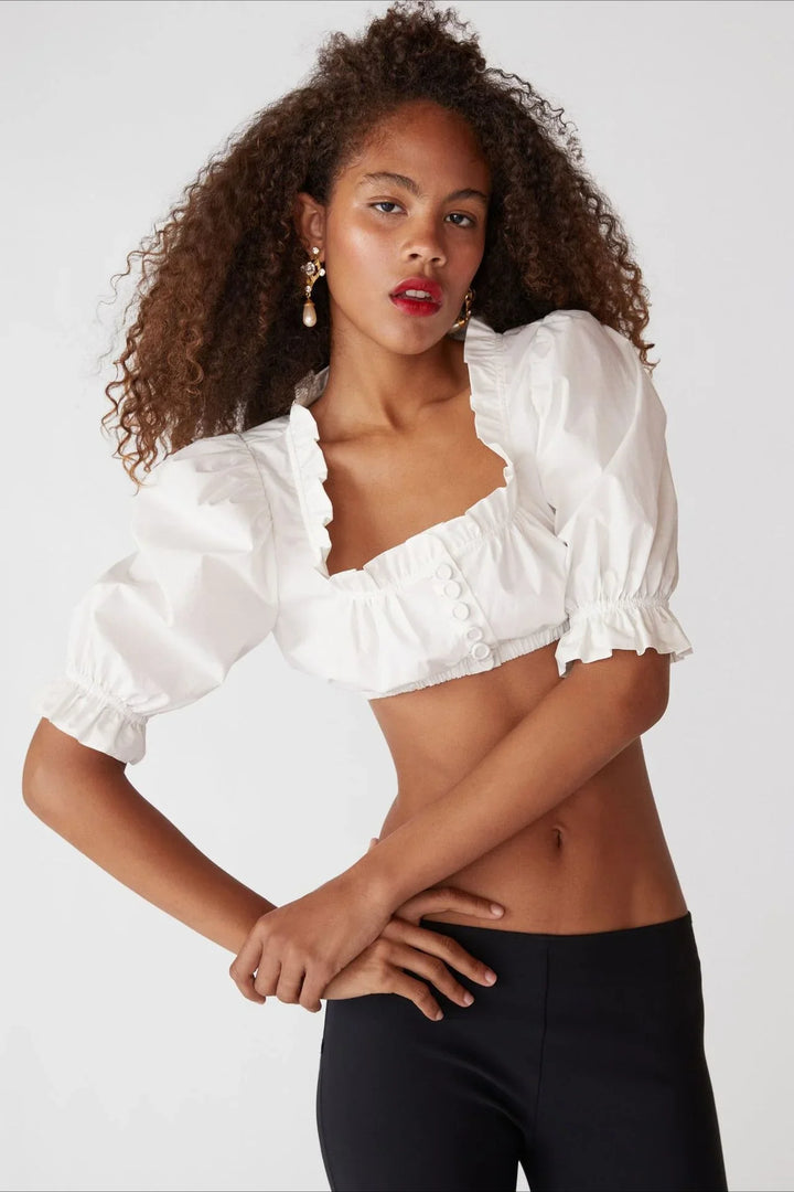 Gekürzte Polyesterbluse mit Knöpfen und Rüschensaum