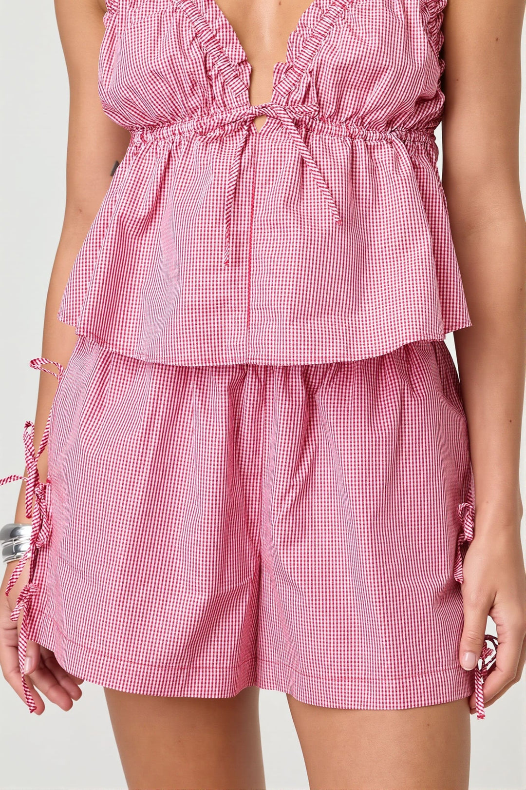 Detailansicht des elastischen High Waist Bundes mit Kordelzug an gestreiften Damenshorts