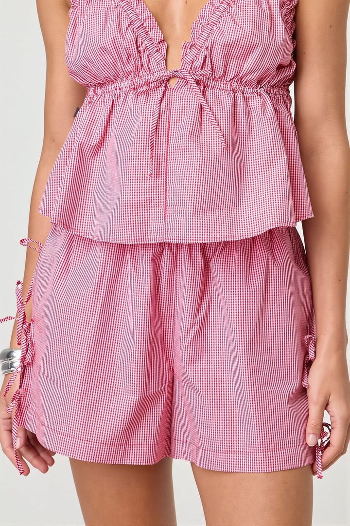 Detailansicht des elastischen High Waist Bundes mit Kordelzug an gestreiften Damenshorts