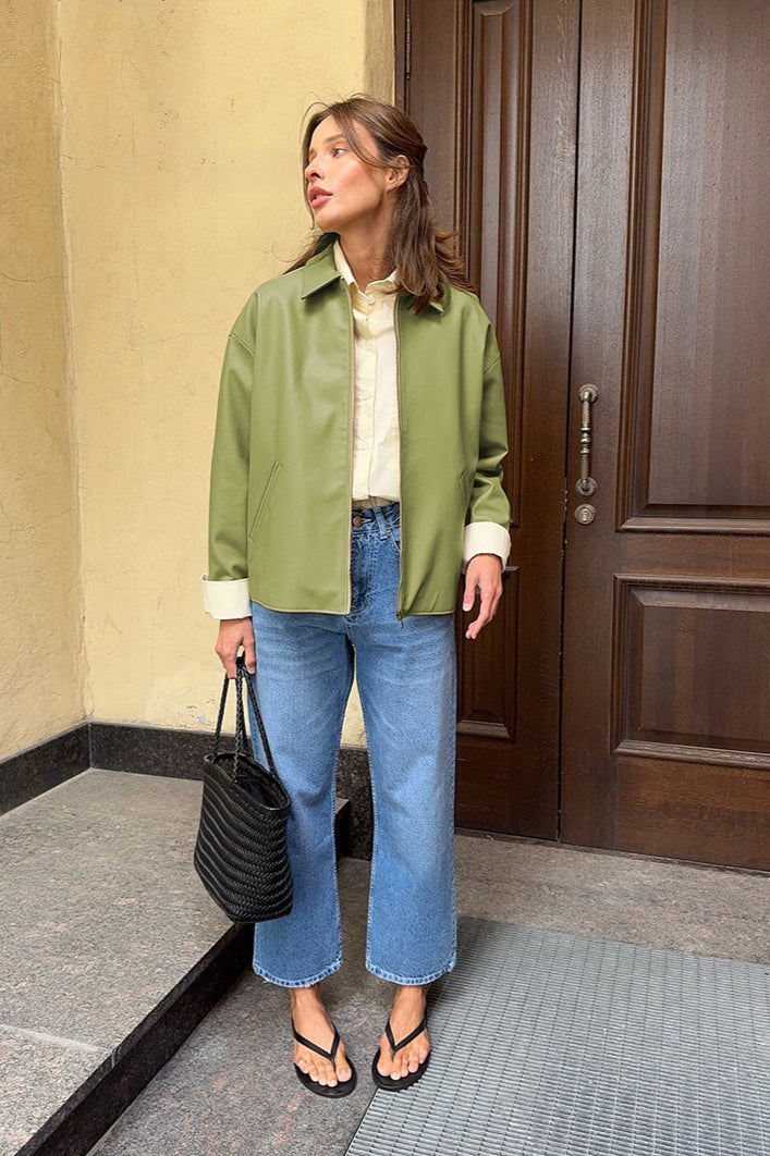 Grüne Pilotenjacke in Lederoptik an Model im lässigen Outfit