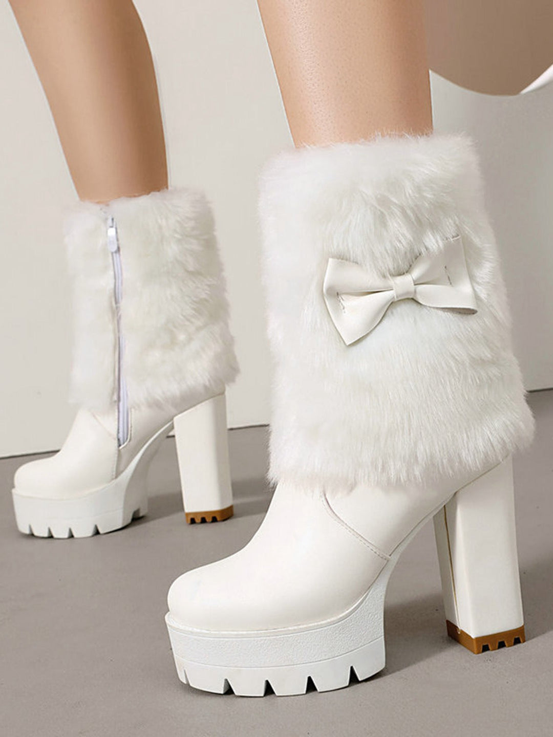 Plüschstiefel mit klobigem Absatz und Vintage-Schleifen-Akzent