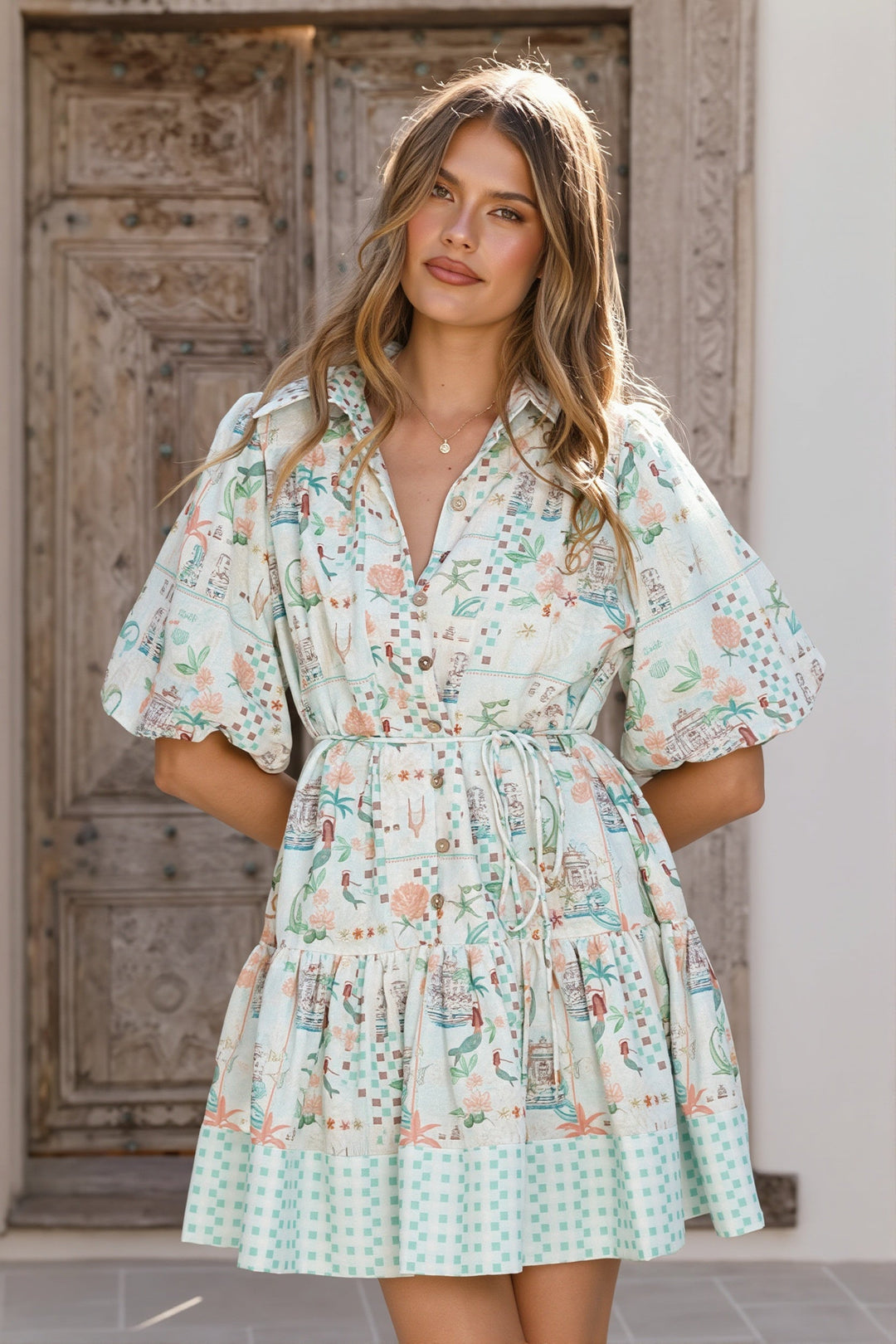 Minikleid aus Leinenmischung mit femininem Schnitt und Blumenmuster