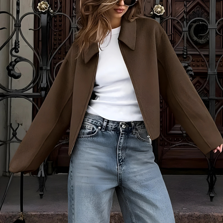 Boxy Fit Damen Kurzjacke mit spitzem Kragen und Frontreißverschluss