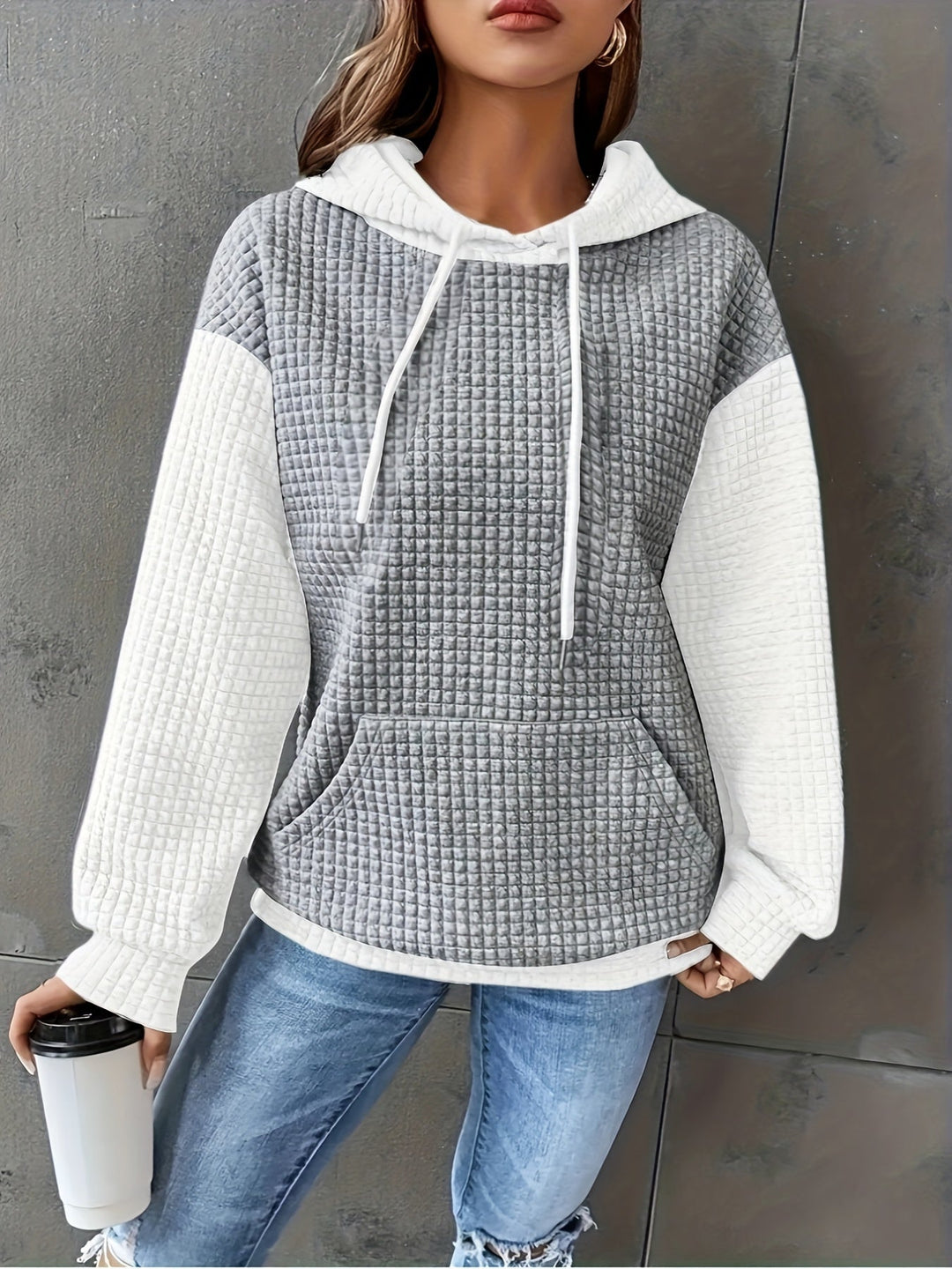 Nahaufnahme des weichen Stoffes am Damen-Kapuzenpullover