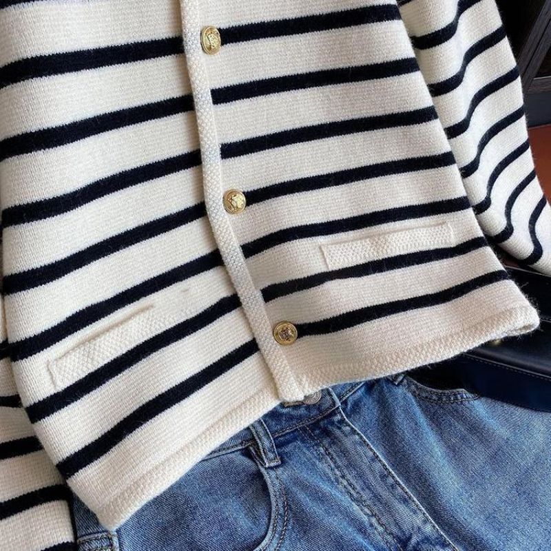 Gemütlicher gestreifter Strickpullover für herbstliche Lagenlooks